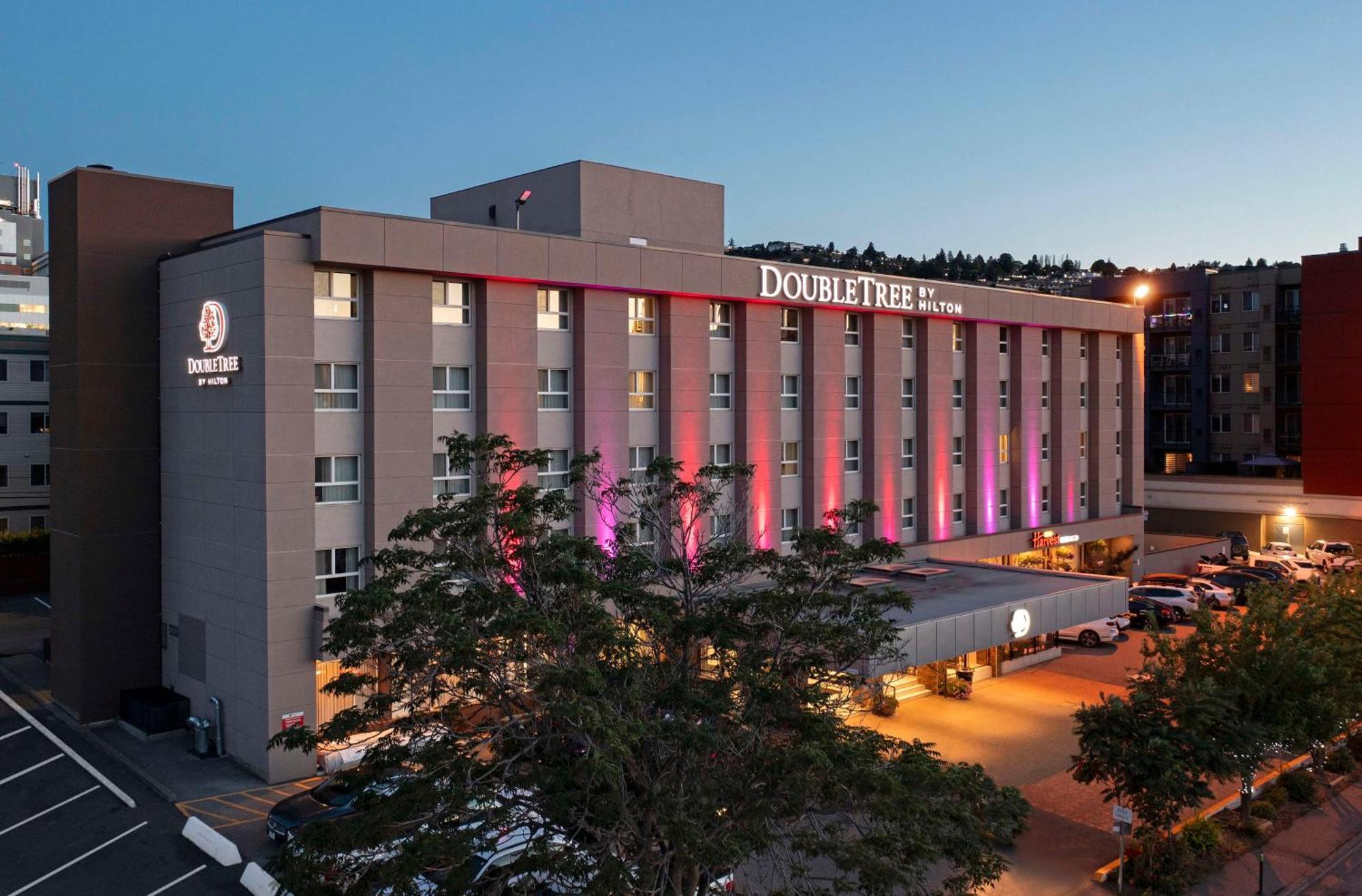 Doubletree By Hilton - Kamloops Hotell Exteriör bild